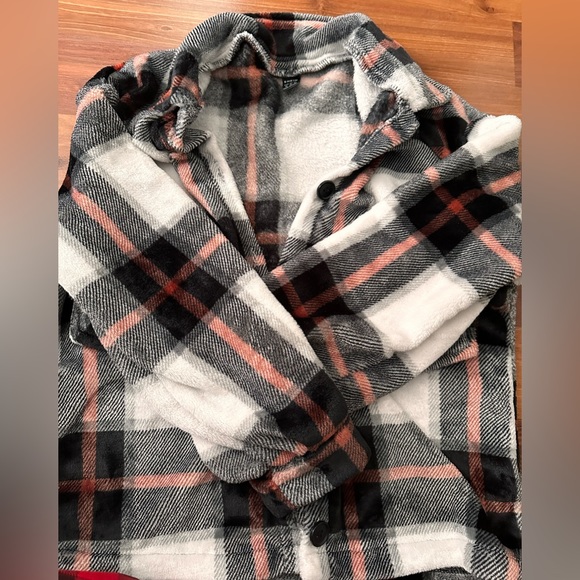 Plaid SHEIN top. Size medium - Picture 4 of 7